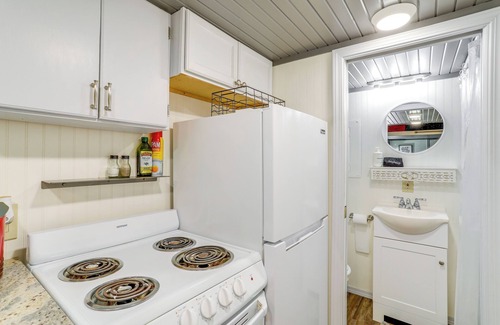 Mountain View Wohnung | Swim On-Site: Riverfront Studio in Mountain View!