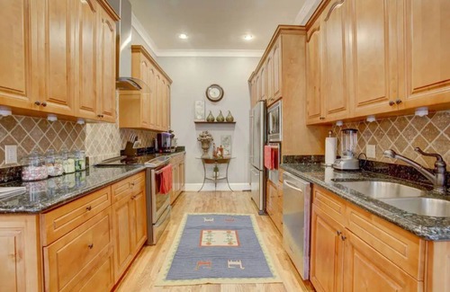 East Side Haus | Close 2Downtown/Walk2 Restaurants, Sleeps16, 2bathrm jacuzzis, 75"TV, Ping-pong