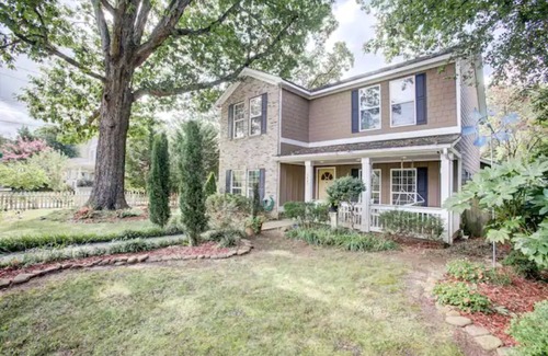 East Side Haus | Close 2Downtown/Walk2 Restaurants, Sleeps16, 2bathrm jacuzzis, 75"TV, Ping-pong