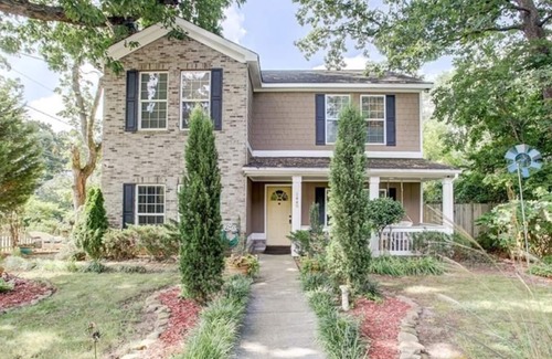 East Side Haus | Close 2Downtown/Walk2 Restaurants, Sleeps16, 2bathrm jacuzzis, 75"TV, Ping-pong