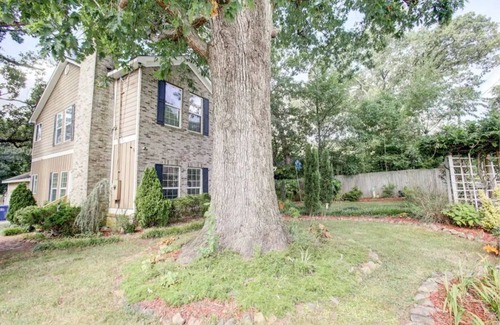 East Side Haus | Close 2Downtown/Walk2 Restaurants, Sleeps16, 2bathrm jacuzzis, 75"TV, Ping-pong