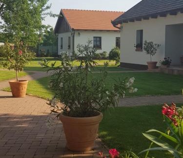 Ujfeherto Haus | Tóth Vendégház és Apartmanház Újfehértó