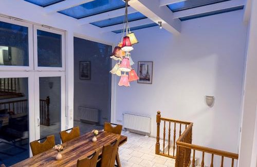 Derendorf Haus | T&K Apartments - 8 Room Detached house - 6 min to Messe DUS - Private Parking