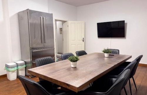 Derendorf Haus | T&K Apartments - 8 Room Detached house - 6 min to Messe DUS - Private Parking