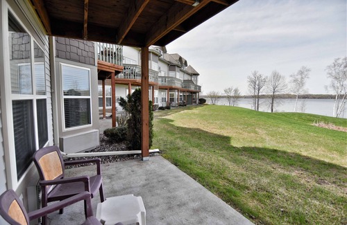 Birchwood Eigentumswohnung | 1BD / 1BA Eigentumswohnung am Tagalong Golf Course mit Blick auf Red Cedar See