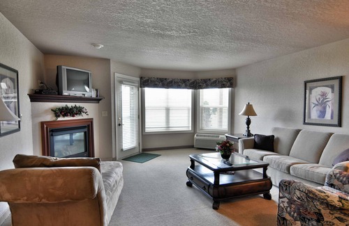 Birchwood Eigentumswohnung | 1BD / 1BA Eigentumswohnung am Tagalong Golf Course mit Blick auf Red Cedar See