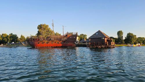 Senec Wohnung | Tahiti sunshine - Chatka na vode