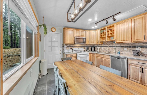 Sunnyside Haus | Tahoe City Retreat: Forest Views & Fireplace