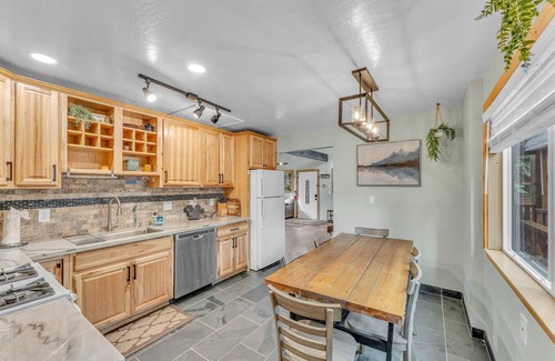 Sunnyside Haus | Tahoe City Retreat: Forest Views & Fireplace