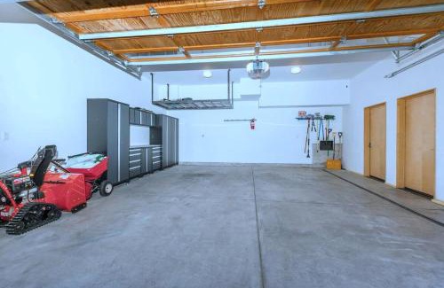 Truckee Villa | Tahoe Donner Luxury 4BR, Hot tub 3100 sqft