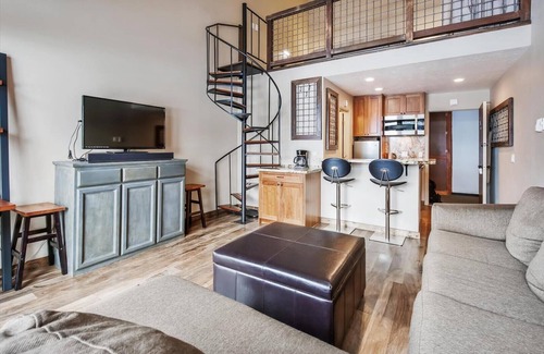 Truckee Eigentumswohnung | Loft-Studio in der Tahoe Donner Lodge, kürzlich renoviert. Zugang zum Wandern, Radfahren, Schwimmen, Golfen und vielem mehr!