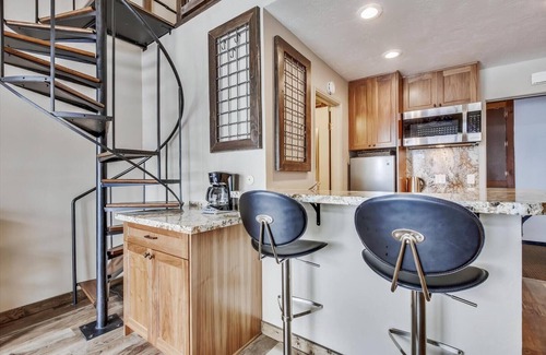 Truckee Eigentumswohnung | Loft-Studio in der Tahoe Donner Lodge, kürzlich renoviert. Zugang zum Wandern, Radfahren, Schwimmen, Golfen und vielem mehr!