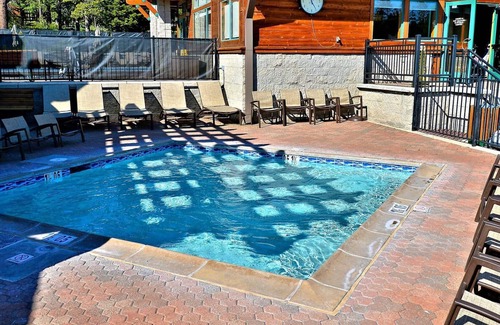 Truckee Eigentumswohnung | Loft-Studio in der Tahoe Donner Lodge, kürzlich renoviert. Zugang zum Wandern, Radfahren, Schwimmen, Golfen und vielem mehr!