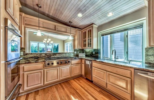 Tahoe Keys Haus | Wunderschönes Tahoe Keys Haus auf dem Wasser, Whirlpool und Fun Room