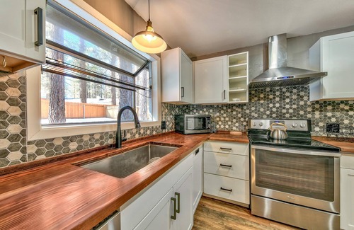 Black Bart Haus | Tahoe Mtn- 3BR, 2BA, Spa, 10 Min to Ski, Pets OK