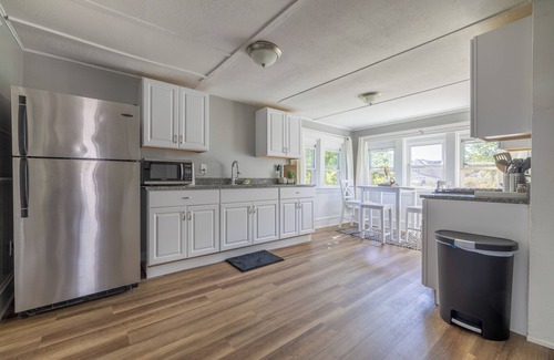 Warwick Wohnung | Take in great views of the cove/marina while enjoying a meal!