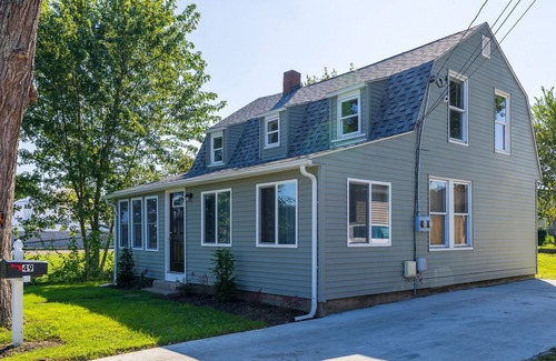 Warwick Wohnung | Take in great views of the cove/marina while enjoying a meal!