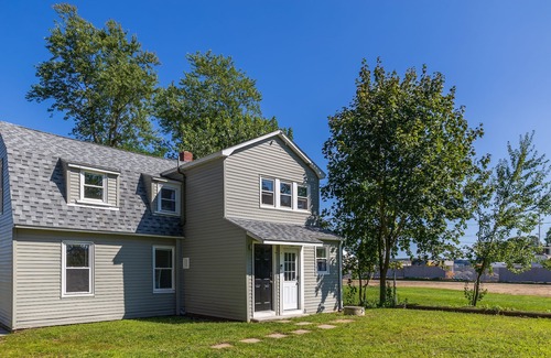 Warwick Wohnung | Take in great views of the cove/marina while enjoying a meal!