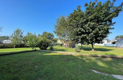 Warwick Wohnung | Take in great views of the cove/marina while enjoying a meal!