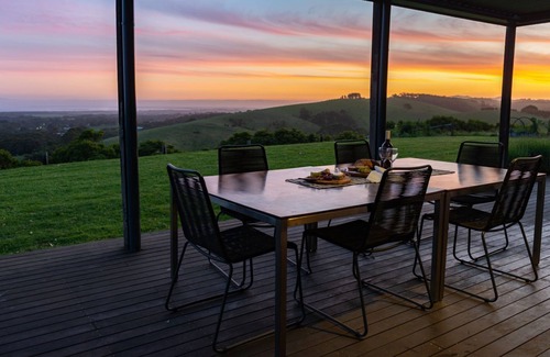 Foster Haus | Auf Ackerland gelegen, ist Tall Trees ein ländlicher Rückzugsort, der von hoch aufragenden Bluegums geschützt wird.