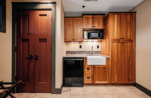 Traverse City Hotel | Tamarack Lodge of Traverse City