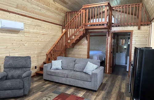 Warrensburg Kabine | Tan cabin close to University of Central Missouri and Whiteman AF Base