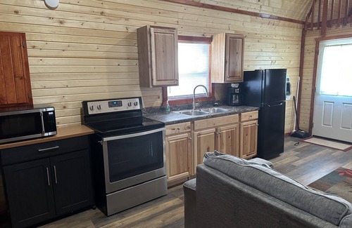 Warrensburg Kabine | Tan cabin close to University of Central Missouri and Whiteman AF Base