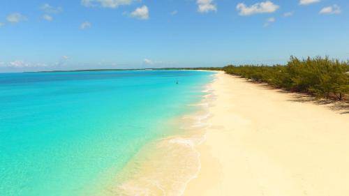 Deadmans Cay Haus | Tangerine Sunsets Long Island Santa Maria