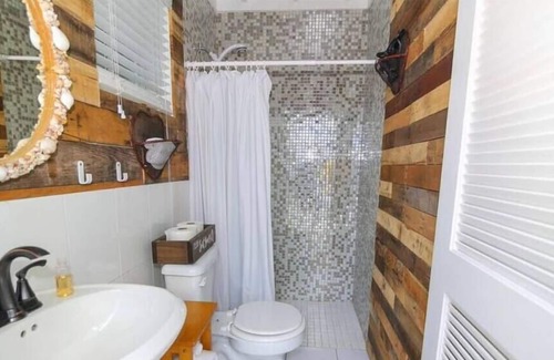 Coral Harbour Kabine | Tangerine Sunsets Lower Island Charm