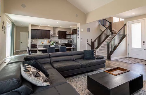 Brighton Haus | Tanner Peak: Wellness Business Entertainment