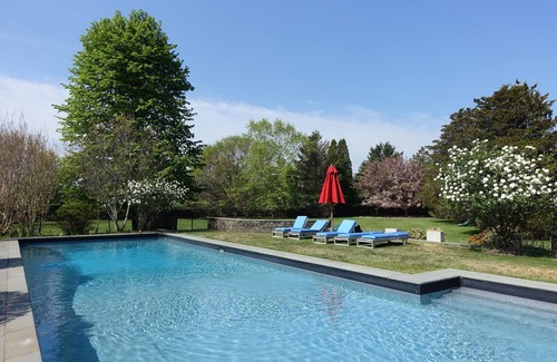 Bridgehampton Haus | Geschmackvoll eingerichtete und üppig gestaltete Familienresort mit 60 'Pool