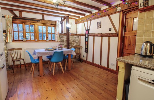 Leintwardine Hütte | TAWNY OWL BARN, family friendly, with a garden in Leintwardine