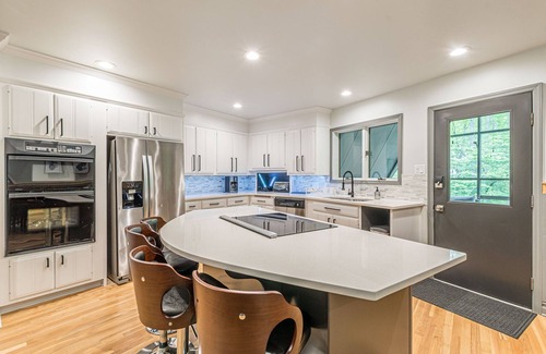 Cartersville Haus | Team Paradise: 7BR + Loft, Locker Room / 19pp