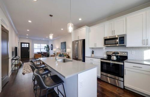 Charlotte Park Haus | Ten Minutes to Broadway Alluring Gated Townhome