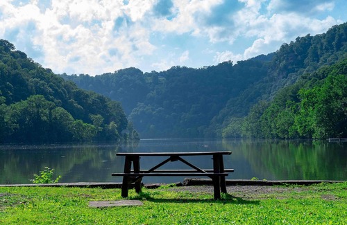 Ansted Wohnmobilvermietung | Tentrr State Park Site - WV Hawk's Nest State Park - Site G - Single Camp