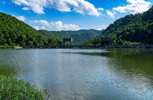 Ansted Wohnmobilvermietung | Tentrr State Park Site - WV Hawk's Nest State Park - Site G - Single Camp