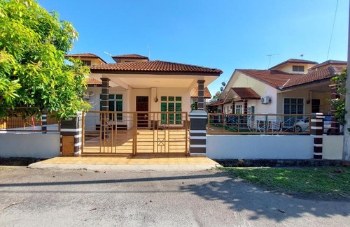 Bukit Baru Haus | Teratak Azhan Homestay