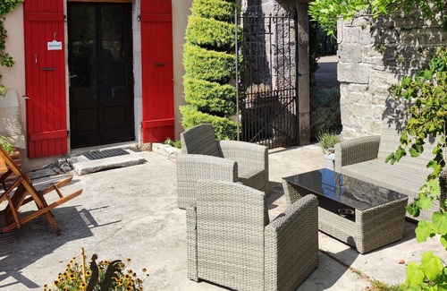 Besain Haus | Terraced house in a large park in the countryside