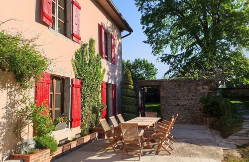 Besain Haus | Terraced house in a large park in the countryside