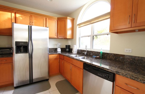 Bodden Town Eigentumswohnung | Full 2-Bdrm / 2-Bad Condo am Strand, Woche bei $ 143 / Nacht, Mietwagen inklusive!