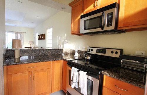 Bodden Town Eigentumswohnung | Full 2-Bdrm / 2-Bad Condo am Strand, Woche bei $ 143 / Nacht, Mietwagen inklusive!