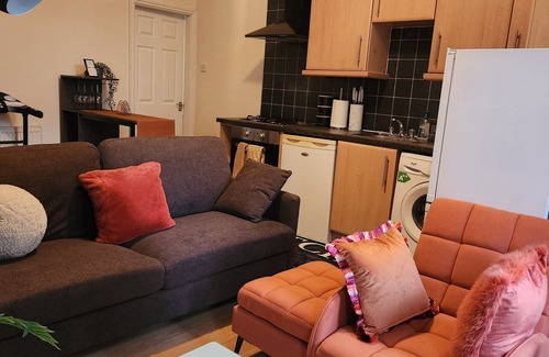 Wolverhampton Wohnung | Tettenhall, Wolverhampton offers a variety of attractions includ historical site