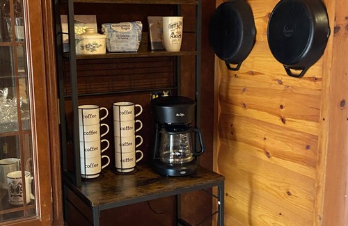 Arenac County Haus | Gorgeous 4BR Log Retreat on 40 Acres —Pond View – Mid-Michigan—sleeps 11+