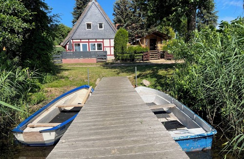 Rodlin Hütte | Reethaus am See mit Steg, Boot, Kamin und Sauna
