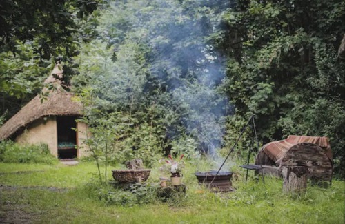 Ash Kabine | Thatched roundhouse in Somerset woodland; off-grid relaxation & campfire cooking