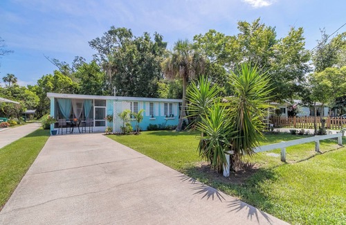 Elizabeth Mcbrides Raulersons Haus | The Adorable Blue Bungalow- Pet Friendly with a fully fenced in back yard.