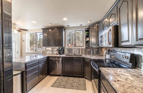 Post Falls Haus | Spacious 5BR Retreat w/ Pickleball, Pool Table, and rooftop deck