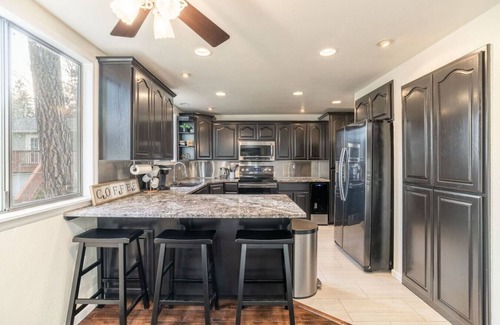 Post Falls Haus | Spacious 5BR Retreat w/ Pickleball, Pool Table, and rooftop deck