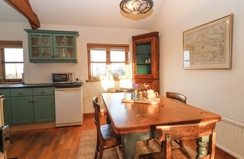 Spaxton Hütte | THE APPLE HOUSE, pet friendly, with open fire in Nether Stowey