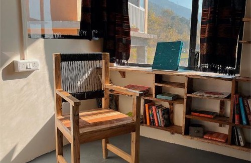 Bir Wohnung | The Attic Library - Cottage II